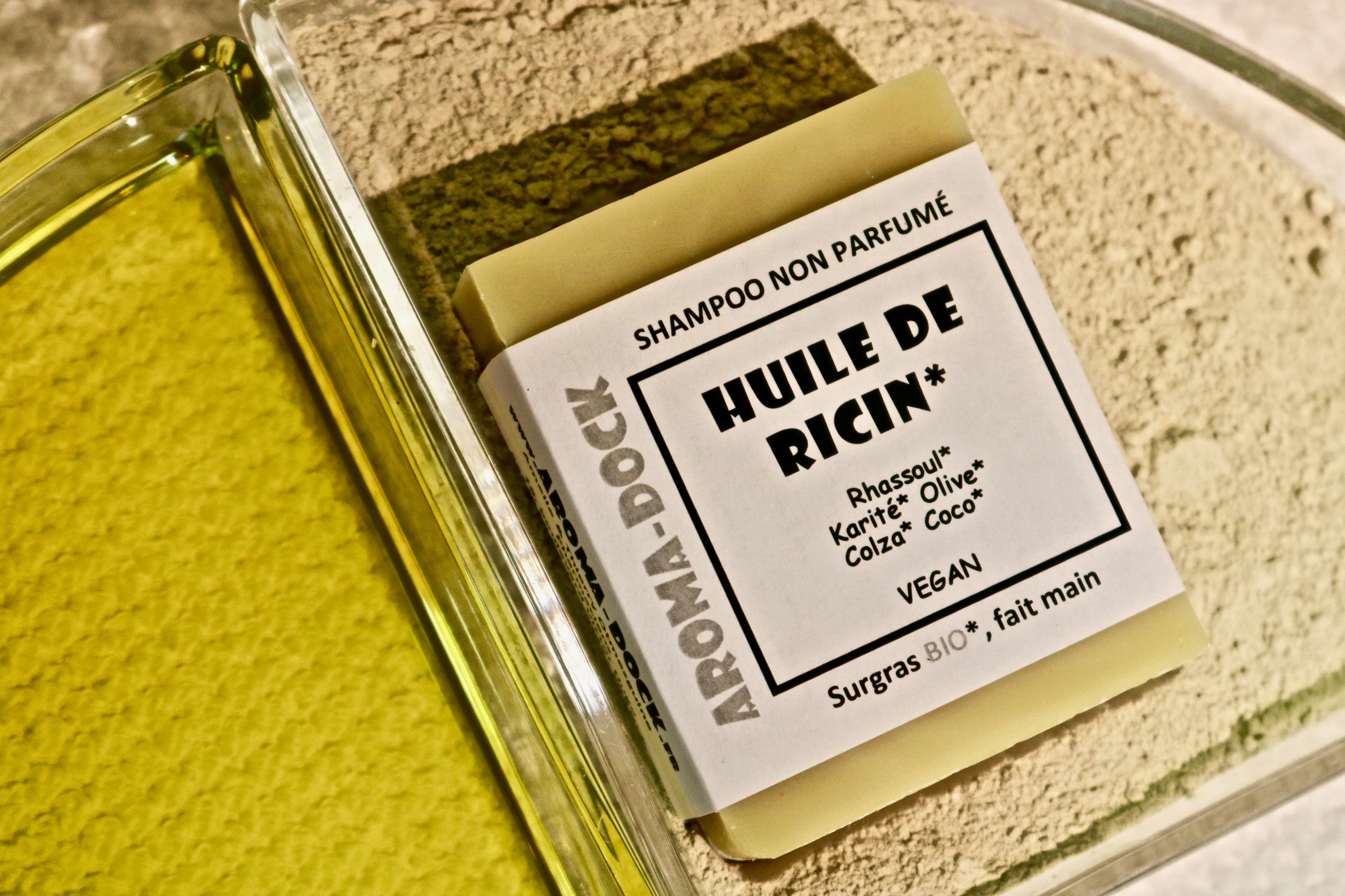 Comment utiliser le shampoing solide à l'huile de ricin pour des cheveux plus épais et plus forts ?